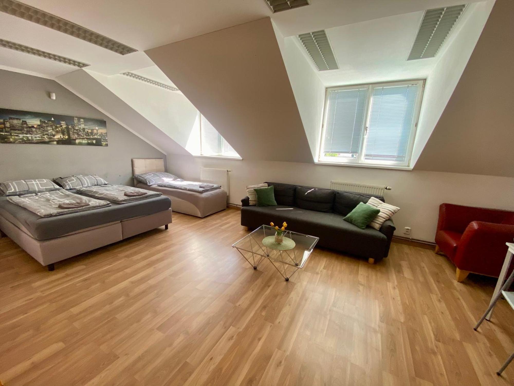3-Bedroom Apartment In Rajhrad, With Kitchen, 2 Bathrooms, Parking المظهر الخارجي الصورة